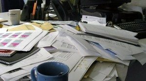 bureau remplis de feuilles