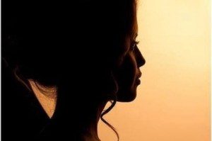 femme de profil au crépuscule